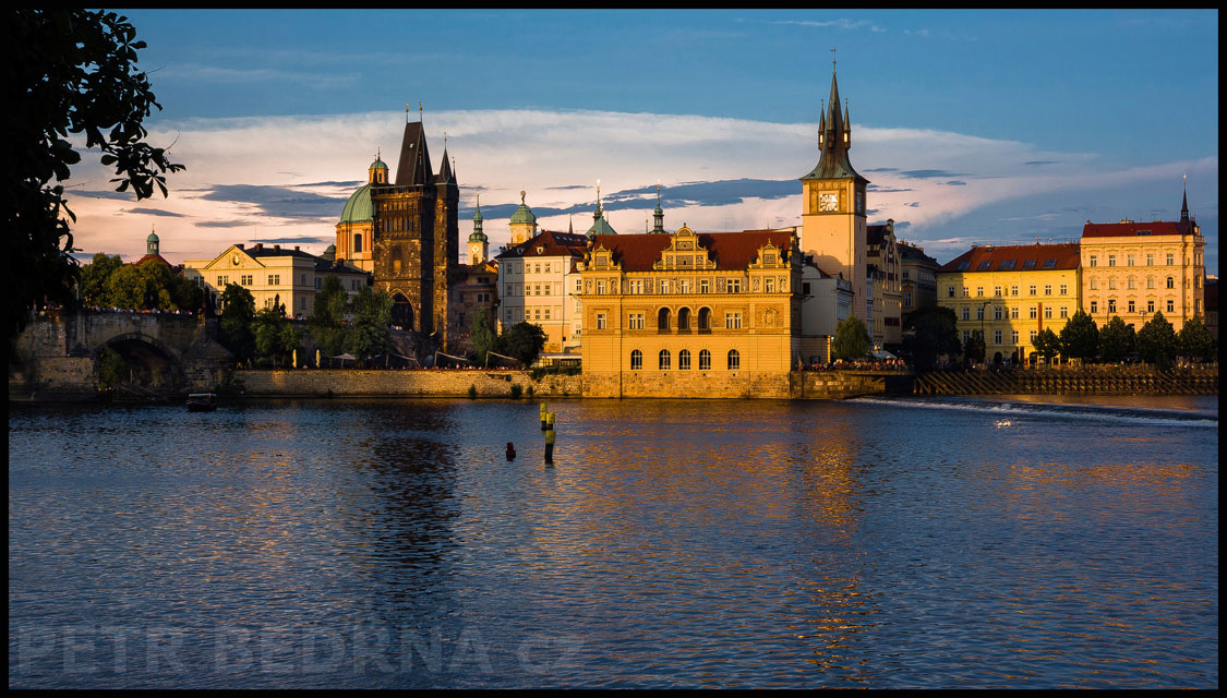 Novotného lávka, Vltava, Staroměstská mostecká věž, Praha, Kostel sv. Františka z Assisi, obloha, architektura, Česko