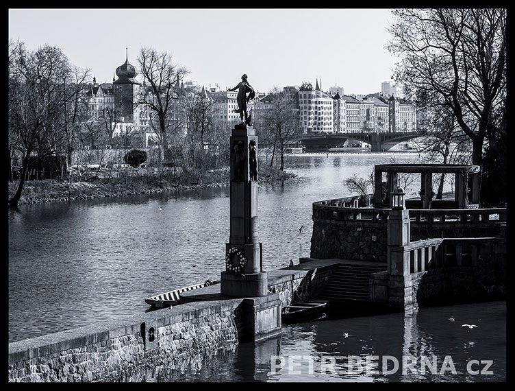 Socha Vltavy, Smíchov, Tančící dům, Praha