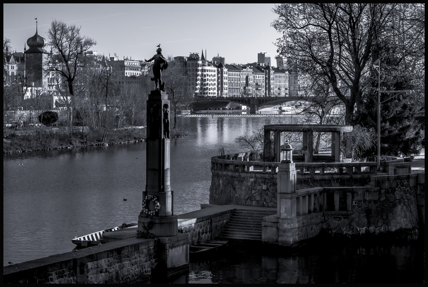 Socha Vltavy, Smíchov, Tančící dům, Praha