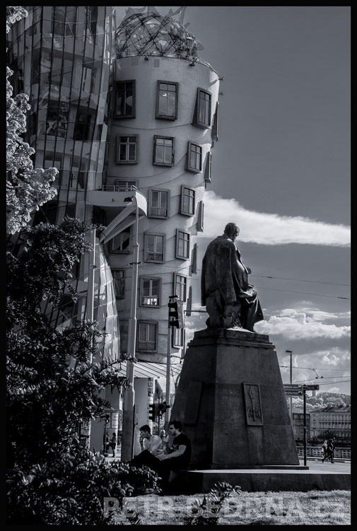 Tančící dům a pomník Aloise Jiráska, Praha, autoři Karel Pokorný, Jaroslav Frágner, moderní architektura, Česko