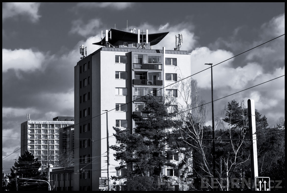 Věžový dům na slunci, ulice Evropská, Praha - Vokovice, moderní architektura, oblaka, Česko