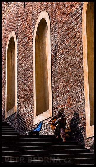 Zámecke schody, Malá Strana, Kytarista, busking, Praha