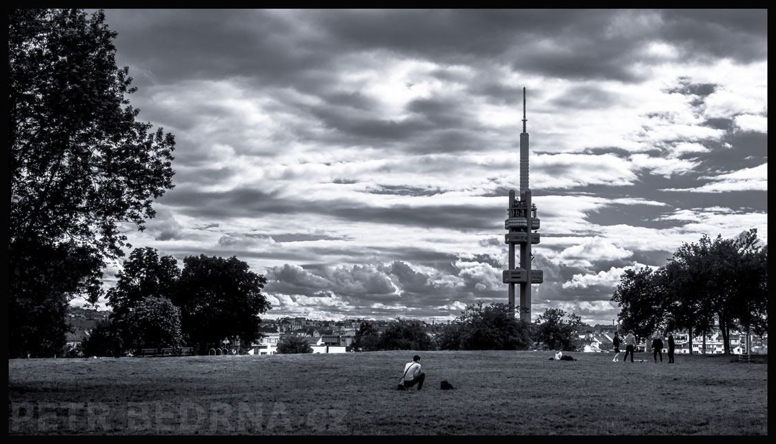 Žižkovská věž, pohled z Parukářky, Praha, mraky, obloha, moderní architektura, postavy, stromy, Česko