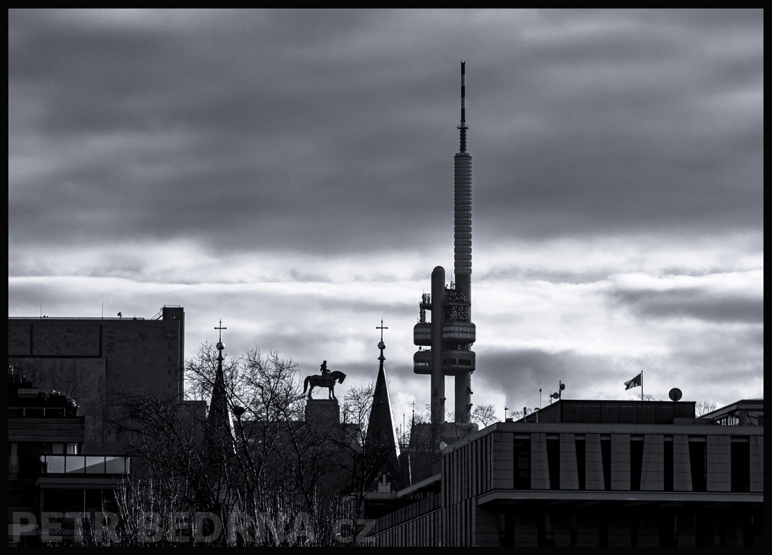Žižkovská věž, pomník Jana Žižky, Praha - Vítkov, obzor, mraky, obloha, architektura, Česko