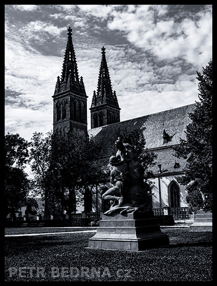 Bazilika sv. Petra a Pavla, Praha, Vyšehrad, Sousoší Ctirada a Šárky