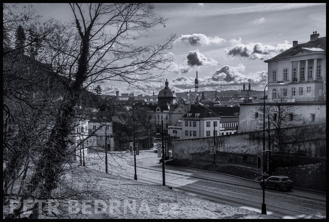 Chotkova ulice, Richterova vila, Praha - Klárov, Klárov, Žižkovská věž, obzor, Strakova akademie, historické budovy, Česko