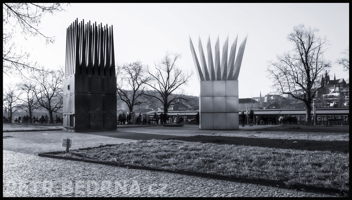 Dům sebevraha a Dům matky sebevraha, Praha, sousoší památce Jana Palacha, Sochař John Hejduk, Česko