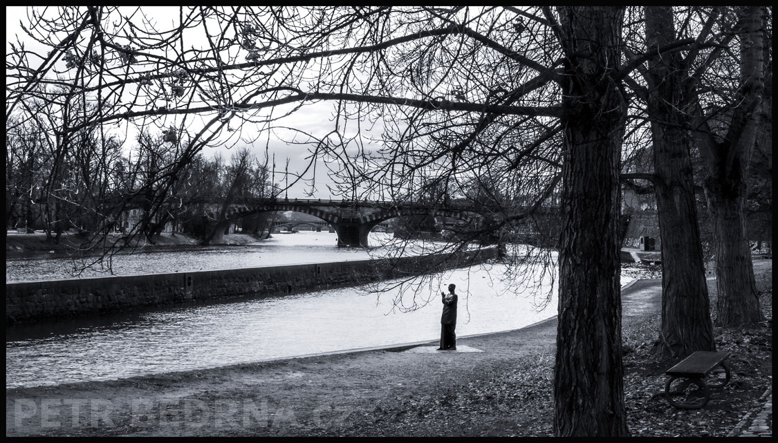 Kampa, socha Harmonie, Vltava, most Legií, Praha, britský sochař Kaivalya Torphy, stromy, park, Česko
