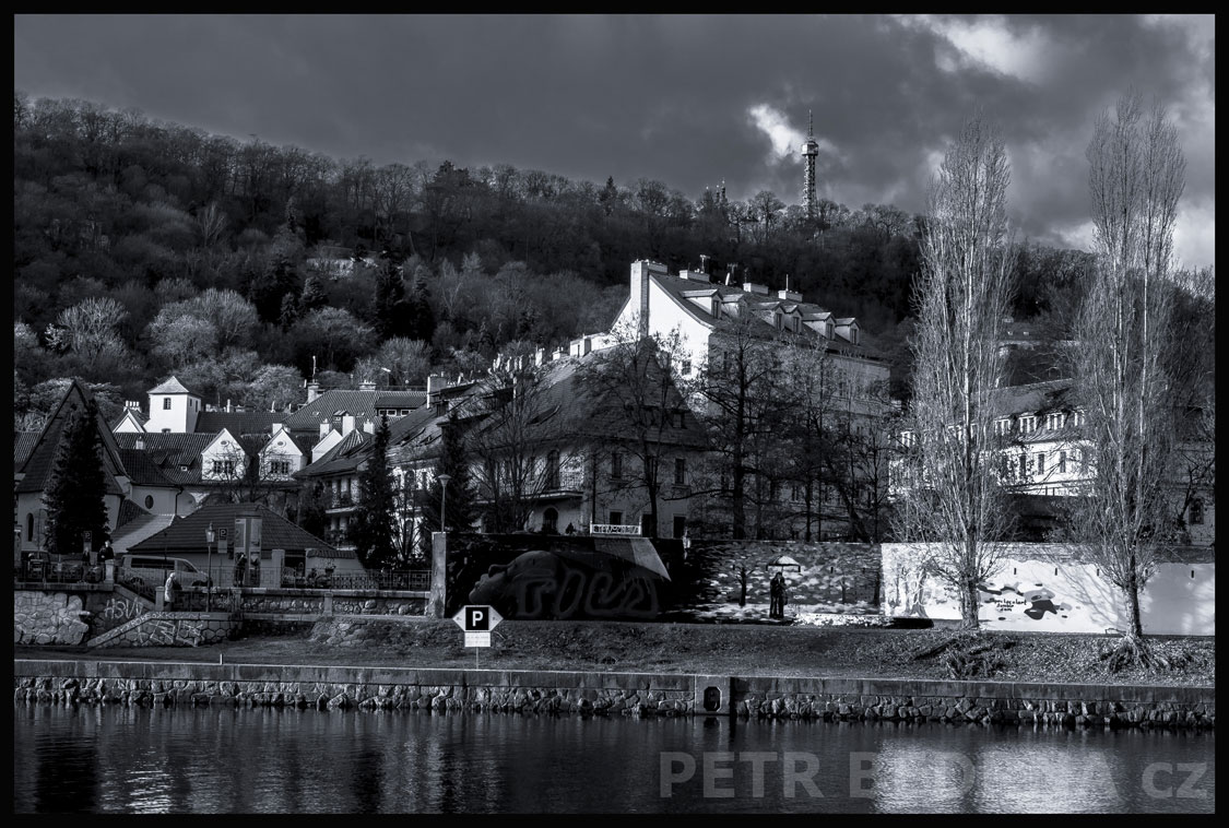 Malostranské nábřeží, Vltava, Petřín, Praha - Malá Strana, Petřínská rozhledna, stromy, turisté, Česko