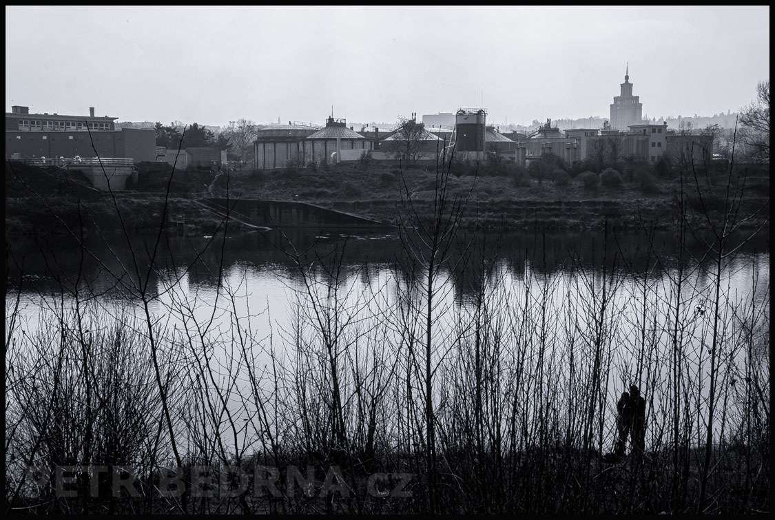 Milenci u Vltavy, Hotel International Prague, Praha - Trója, Podbaba, pohled z Tróje, obzor, obloha, Česko