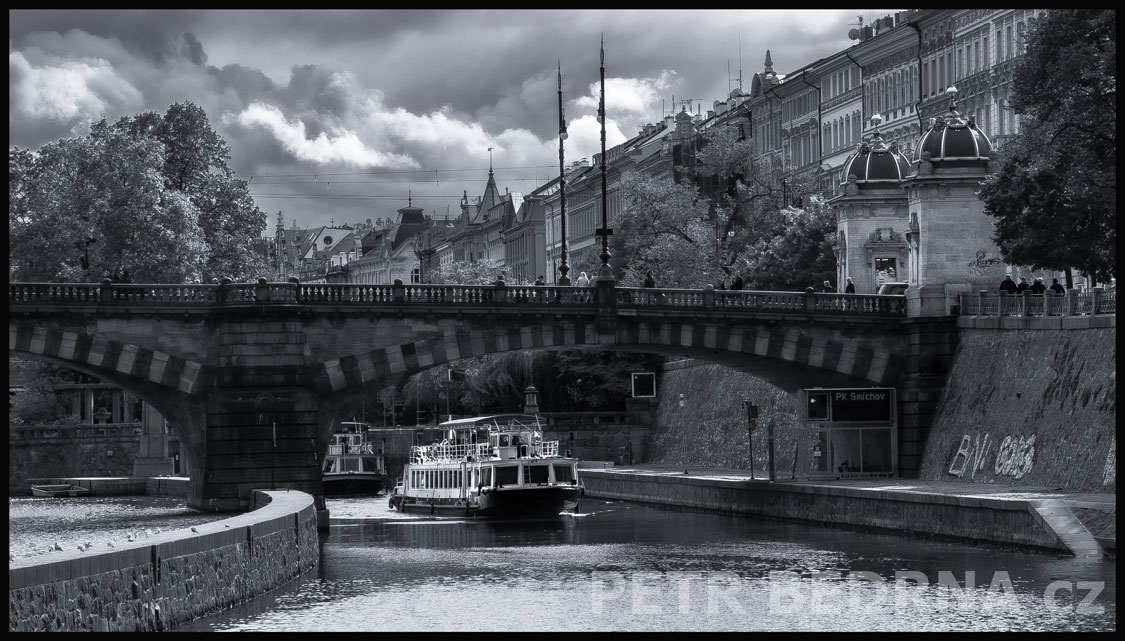 Most Legii, Janáčkovo nábřeží, Vltava, Plavební komora Praha Smíchov, Kampa, mraky, město, park, Česko