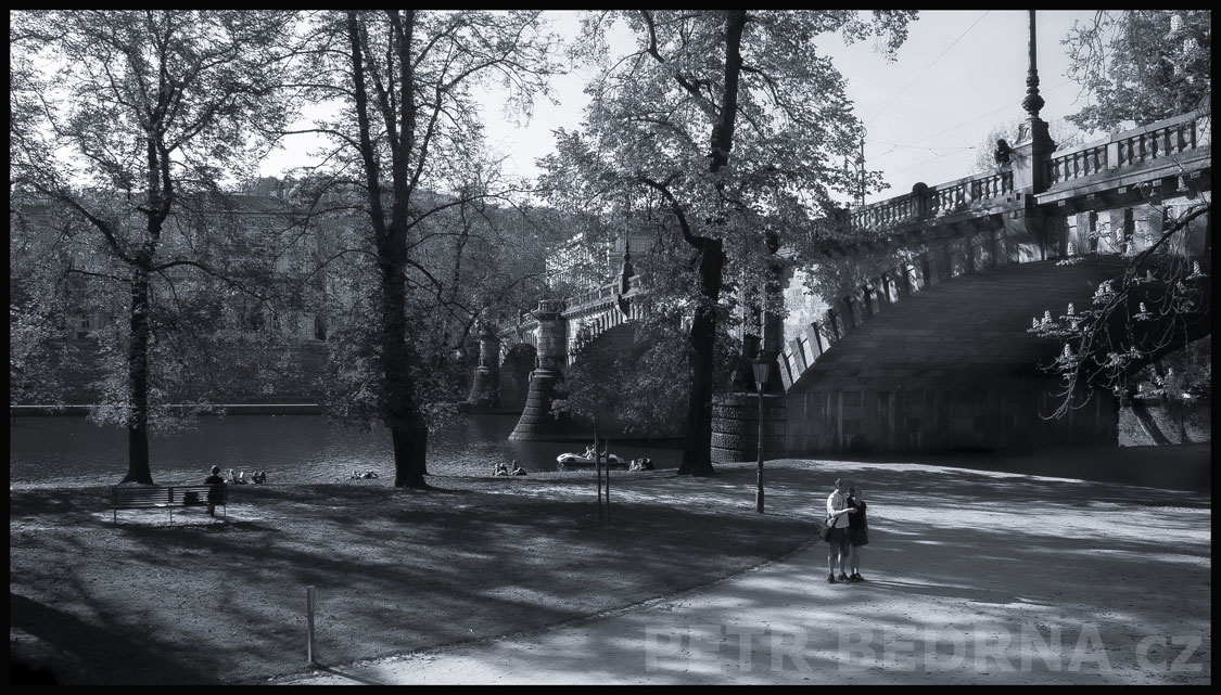Most Legii, Střelecký ostrov, Vltava, Praha, street foto, park, stromy, turisté, Česko