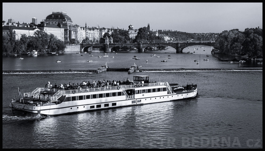Národní divadlo, Prague Boats, Staroměstský jez, Praha, Vltava, loď, lodičky, obzor, Staroměstský jez, turisté, Česko