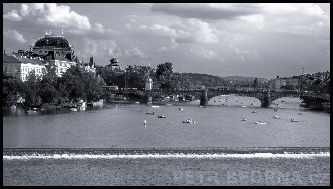 Národní divadlo, Staroměstský jez, most Legií, Praha, Vltava, historické budovy, oblaka, obzor, turisté, Česko