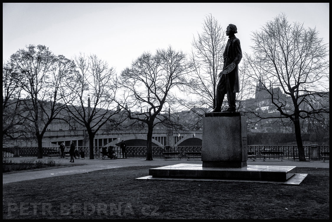 Pomník Josefa Mánesa - Bohumil Kafka, Alšovo nábřeží, Praha, Mánesův most, Hradčany, street foto, obzor, Česko