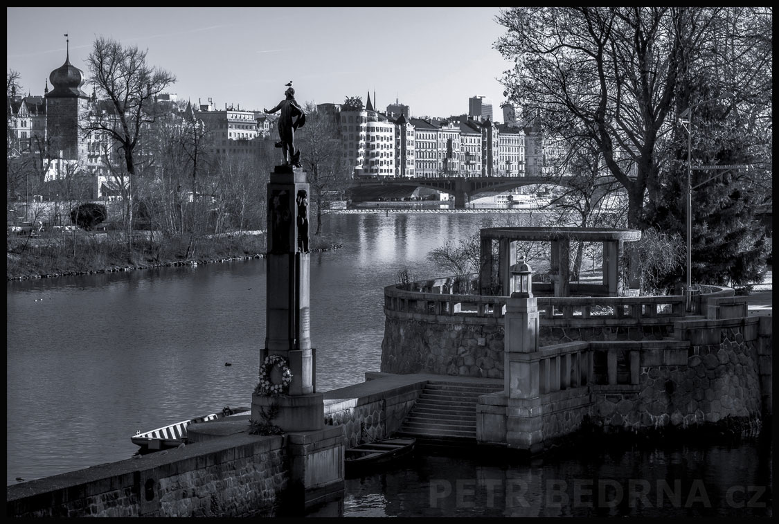 Socha Vltavy, Tančící dům, Plavební komora Praha Smíchov, sochař Josef Václav Pekárek, Dětský ostrov, Česko