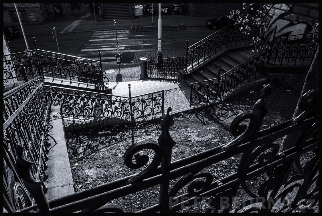 U Zvonařky, schodiště, Praha, Vinohrady, lomené schodiště s kovovým zábradlím, architektura, Česko