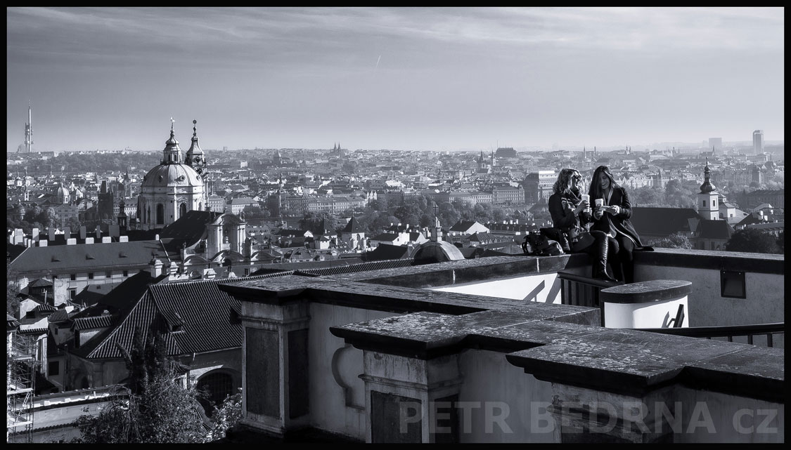 Vyhlídka Hradčanské náměstí, chrám sv. Mikuláše, Praha, street foto, památky, město, kostel, turisté, Česko