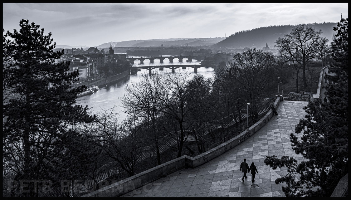 Vyhlídka Kyvadlo na Letné, pražské mosty, Praha, Vltava, chodci, park, turisté, Česko