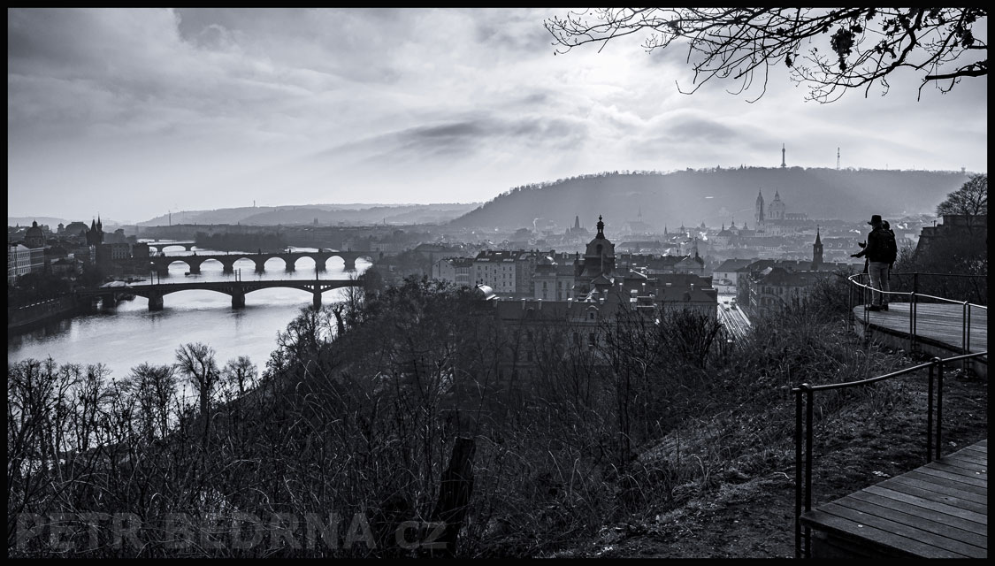 Vyhlídka na Letné, Vltava a pražské mosty, Petřín, Praha, mraky, historické budovy, chodci, obzor, Česko