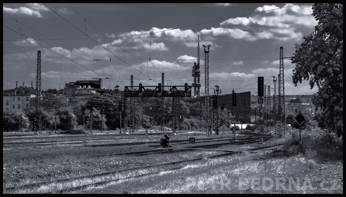 Žižkovská věž, pohled z nádraží Bubny, Praha - Bubny, Vítkov, Jan Žižka, kolejiště, mraky, obzor, Česko