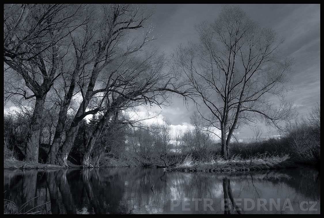 Přehrada Hostouň a ostrůvek, Hostouň u Prahy, Kladno, okolí, koupaliště, stromy, Dobrovízský potok, podoba, Česko