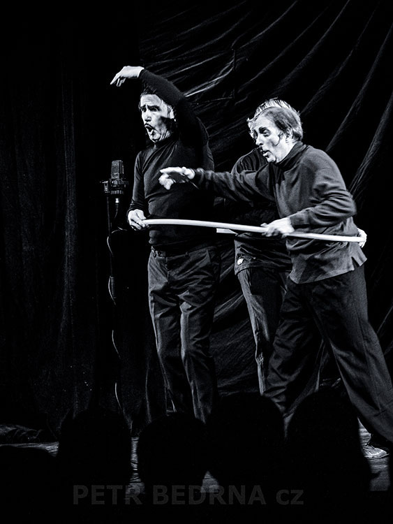 Tros Sketos, Nácvik s obručemi, Divadlo Archa, 9.12.2023, Fr. Skála, Aleš Najbrt, Jaroslav Róna, Česko