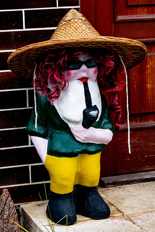 Trpaslík - Malý Alenáš, Praha magická, soška, recese, zahradní dekorace, parodie, Česko