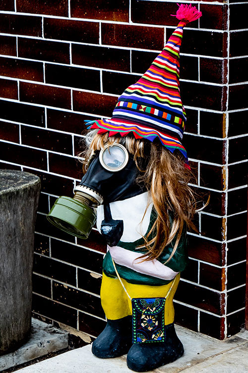 Trpaslík - Malý Alenáš, Praha magická, soška, recese, zahradní dekorace, parodie, Česko