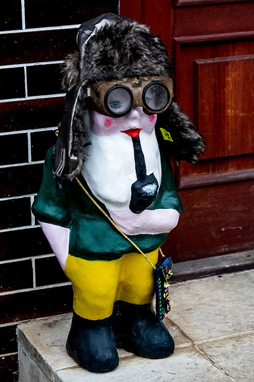 Trpaslík - Malý Alenáš, Praha magická, soška, recese, zahradní dekorace, parodie, Česko