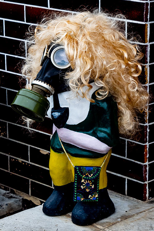 Trpaslík - Malý Alenáš, Praha magická, soška, recese, zahradní dekorace, parodie, Česko