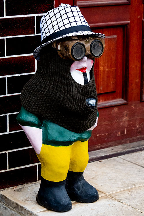 Trpaslík - Malý Alenáš, Praha magická, soška, recese, zahradní dekorace, parodie, Česko