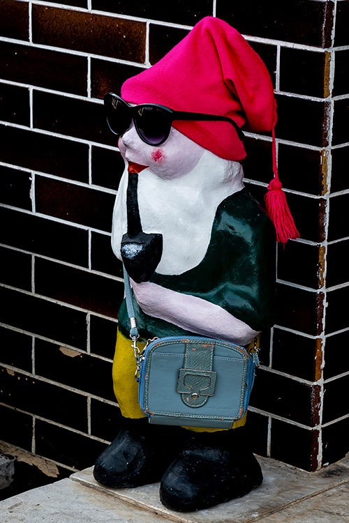 Trpaslík - Malý Alenáš, Praha magická, soška, recese, zahradní dekorace, parodie, Česko