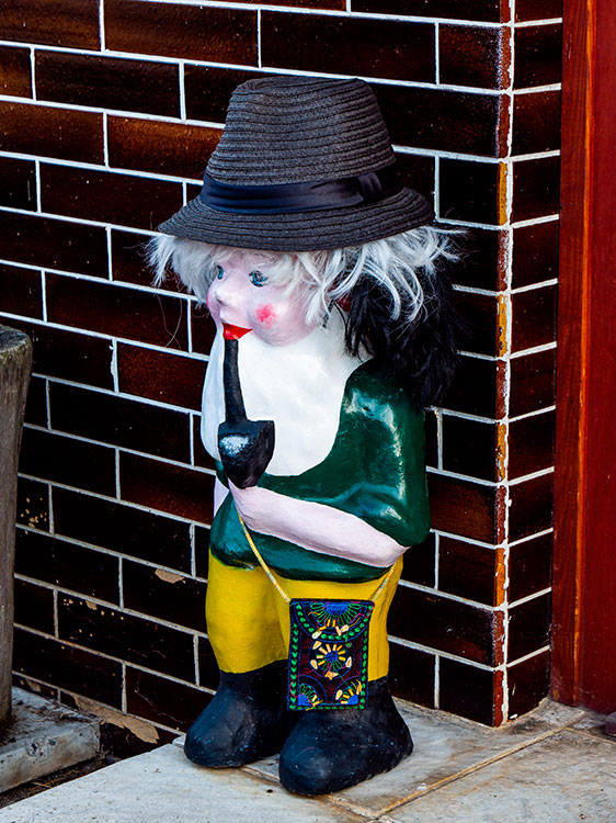 Trpaslík - Malý Alenáš, Praha magická, soška, recese, zahradní dekorace, parodie, Česko