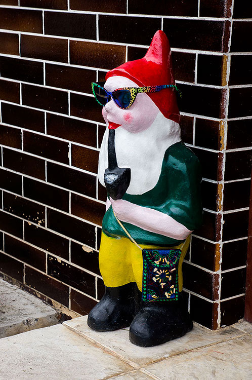 Trpaslík - Malý Alenáš, Praha magická, soška, recese, zahradní dekorace, parodie, Česko