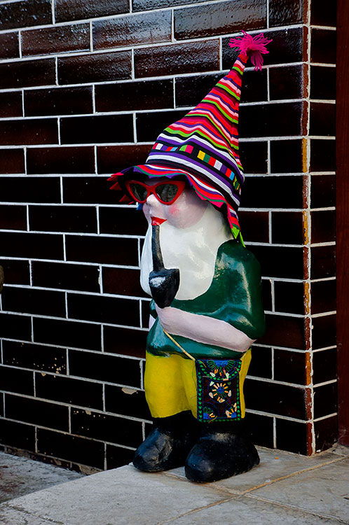 Trpaslík - Malý Alenáš, Praha magická, soška, recese, zahradní dekorace, parodie, Česko