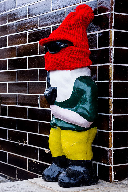 Trpaslík - Malý Alenáš, Praha magická, soška, recese, zahradní dekorace, parodie, Česko